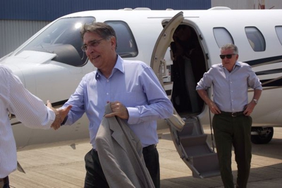 Pimentel chegando aviaõ(2)
